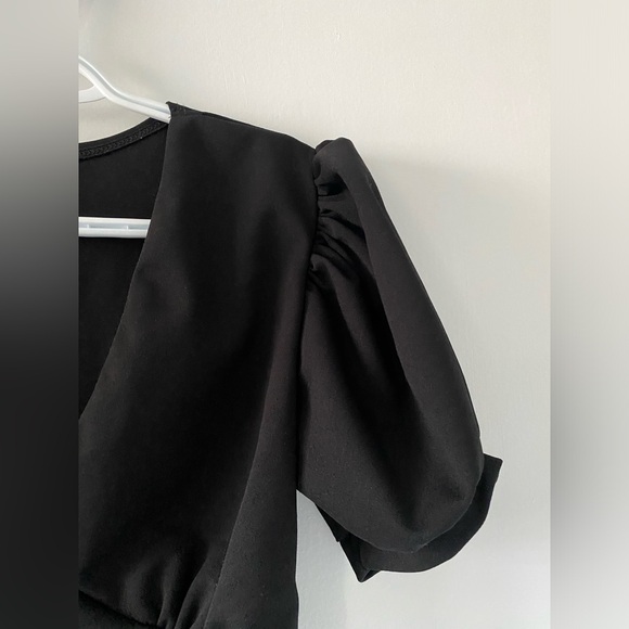 Too Chic Women's Short Puff Sleeve V Neck Crop Top Black Blouse Size Medium - Picture 4 of 6